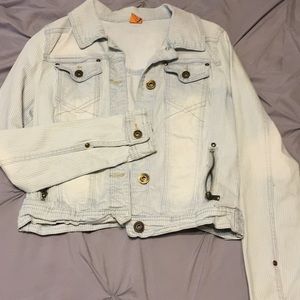 Light denim wash fitted jean jacket